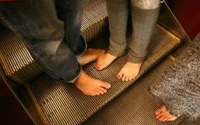 Marcher pieds nus