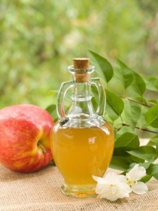 Le vinaigre de cidre de pomme est l’un des meilleurs remèdes contre la mycose des ongles des pieds. 