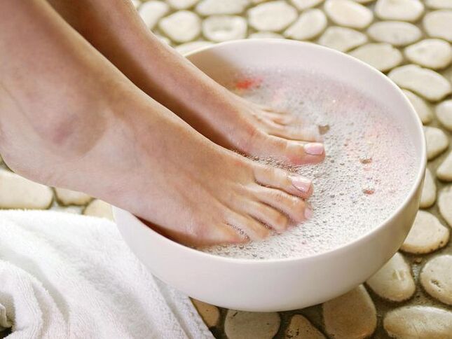 Les bains de vinaigre sont un remède efficace contre la mycose des ongles des pieds